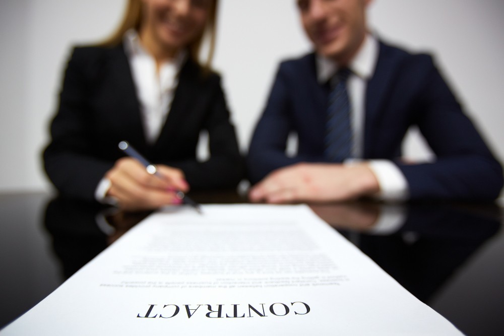 Comparing a Commercial Contracts Lawyer and Business Contract Attorney for Your Next Agreement